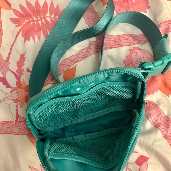 Lululemon Women's belt Bag - Picture 2 of 4